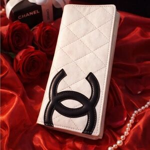 CHANEL Elegant Cream and Black Quilted Wallet